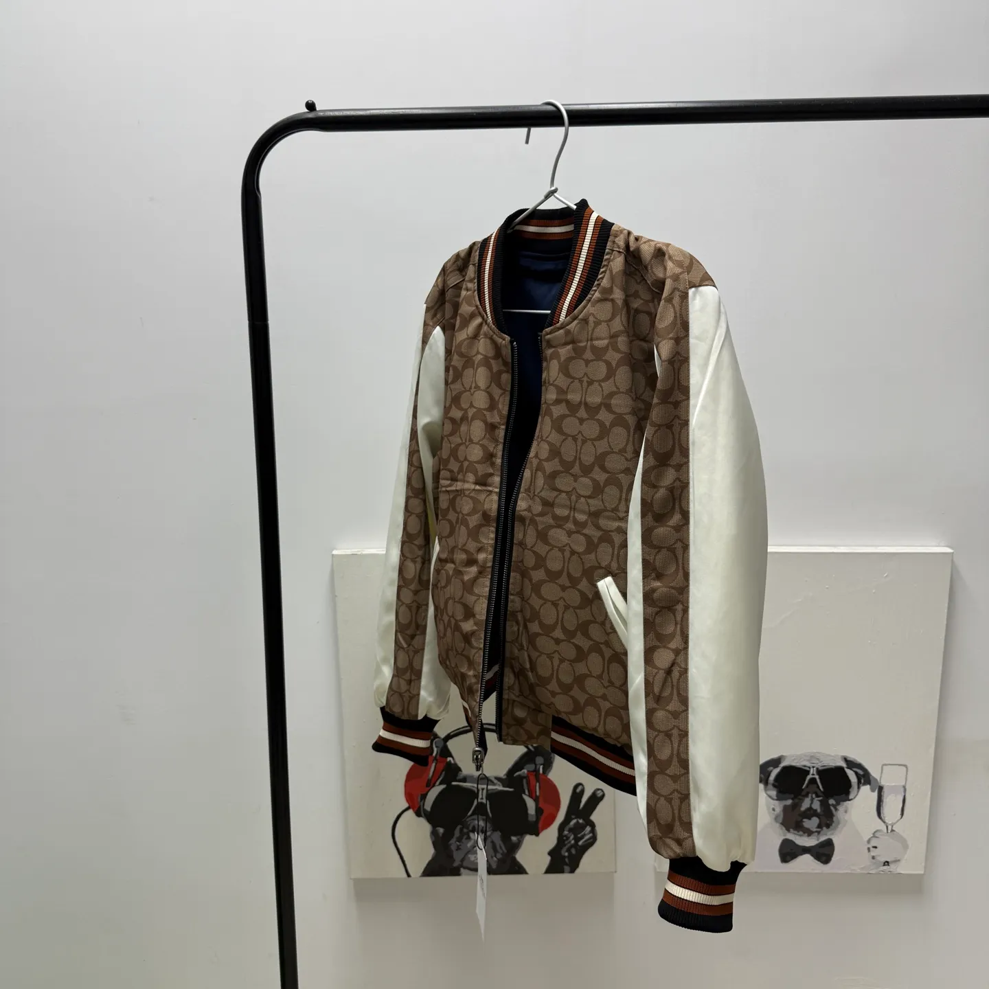 Provide one piece of clothing for two wears! COACH New Arrival women's jacket is here. Kou's New Arrival embroidered reversible baseball jacket for women. Super beautiful reversible baseball jersey. Produced by a major trading factory. Excellent quality. The quantity is not large, only about 500 pieces. But it's also very fragrant. One side is made of high-weight Navy Blue satin fabric. This fabric is absolutely amazing. Ordinary satin fabrics on the market are either soft and shapeless. Or the texture is rough and not delicate enough. The more delicate the fabric, the higher the fabric requirements. The fabric woven with forty-eight double yarns and three yarns is not only as delicate as Dove chocolate. And just hanging it flat there is very classy. I have tried it countless times and there is absolutely no snagging. The grass embroidery on the front chest can be said to be very three-dimensional. Perfectly complementing each other. Wearing it on the reverse side is a combination of color-blocked C all-over print and satin fabric. Classic is revealed in a low profile. All sizes available in complete packaging. Size: S-L (reversible) Color: Navy Blue (presbyopia reversed) (Material: polyester fiber) S size: length 59CM, bust 120CM, shoulder raglan (raglan) 72CM, reference weight 90-105 catties M size: length 61CM, bust 124CM, shoulder raglan (raglan) 74CM, reference weight 105-115 catties L size: length 63CM Bust 128CM, shoulder sleeves (raglan) 76CM, reference weight 115-130 catties